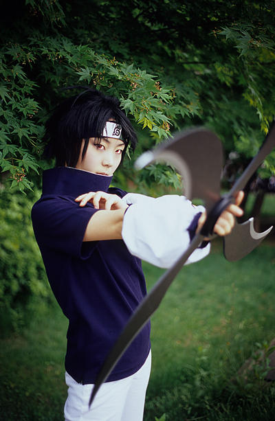 Sasuke se shurikenem (cosplay)
