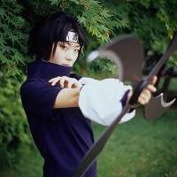 Sasuke se shurikenem (cosplay)